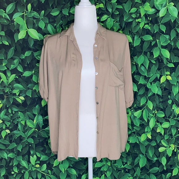 BUTTON UP COLLARED SHIRT W/ ROLLED SLEEVES & FRONT POCKET · SIZE M · F21 - Picture 6 of 6